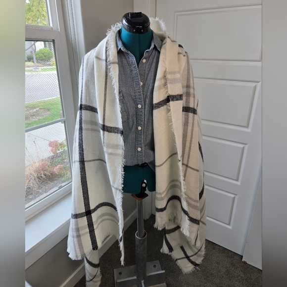 OLD NAVY OVERSIZE FLANNEL BLANKET SCARF CREAM PLAID SHAWL WRAP WOMEN OS COZY - Picture 4 of 12